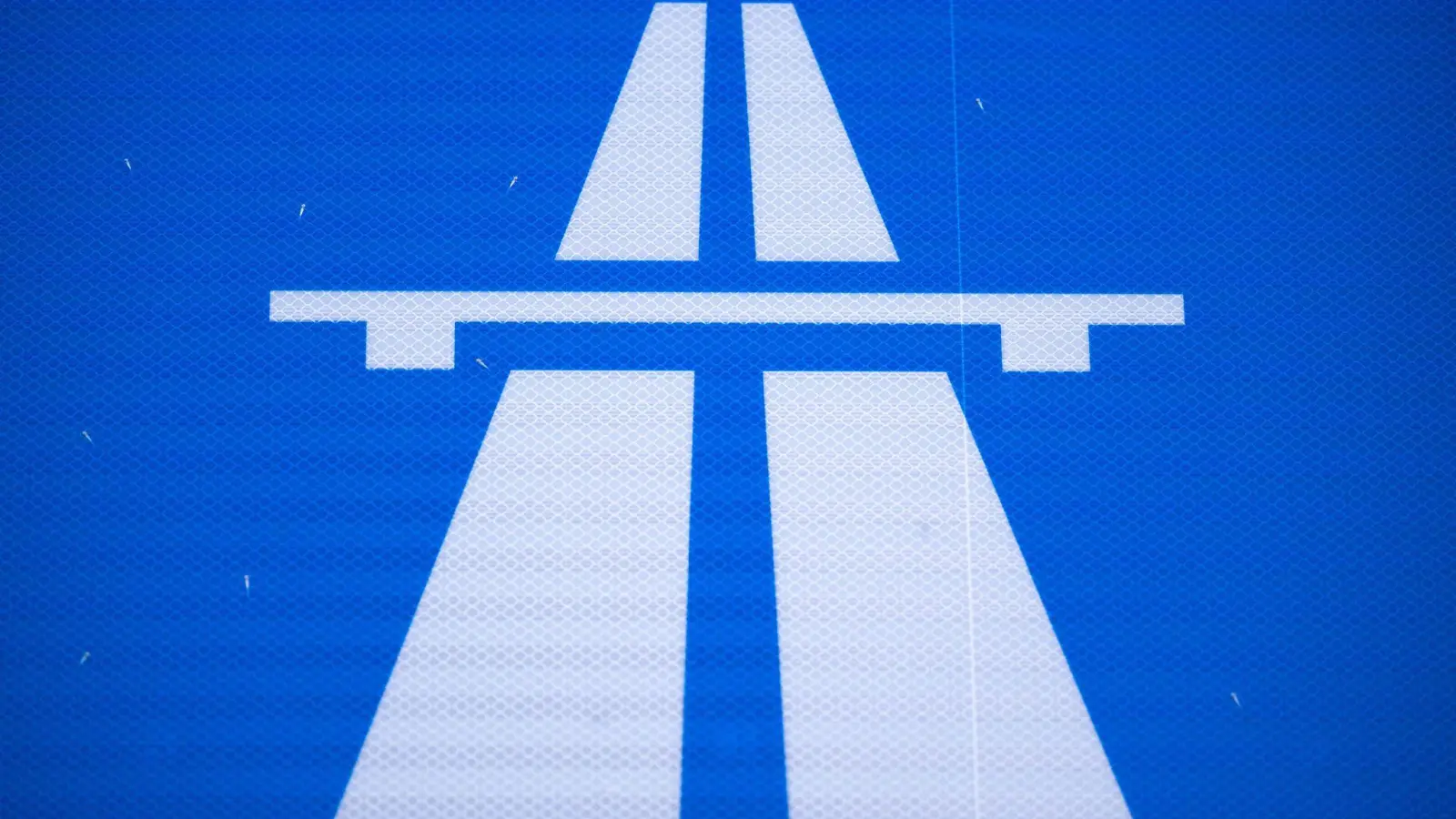 Noch mal rund 27 Millionen muss der Bund für die gescheiterte Pkw-Maut bezahlen. (Symbolbild) (Foto: Hendrik Schmidt/dpa)