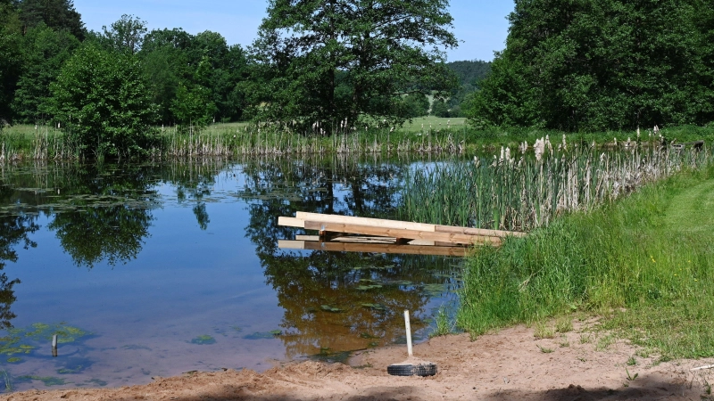 An diesem Weiher links vor dem Ortseingang von Steinbach (von Bruckberg kommend) wird am Sonntag getauft.  (Foto: Luca Paul)