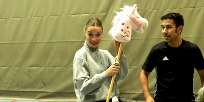 Reporterin Janine Gierszewsky versucht sich im Rahmen des Projekts Crossmedia am Trendsport „Hobby Horsing”. (Foto: Maximilian Cizek/Klaas Seißer)