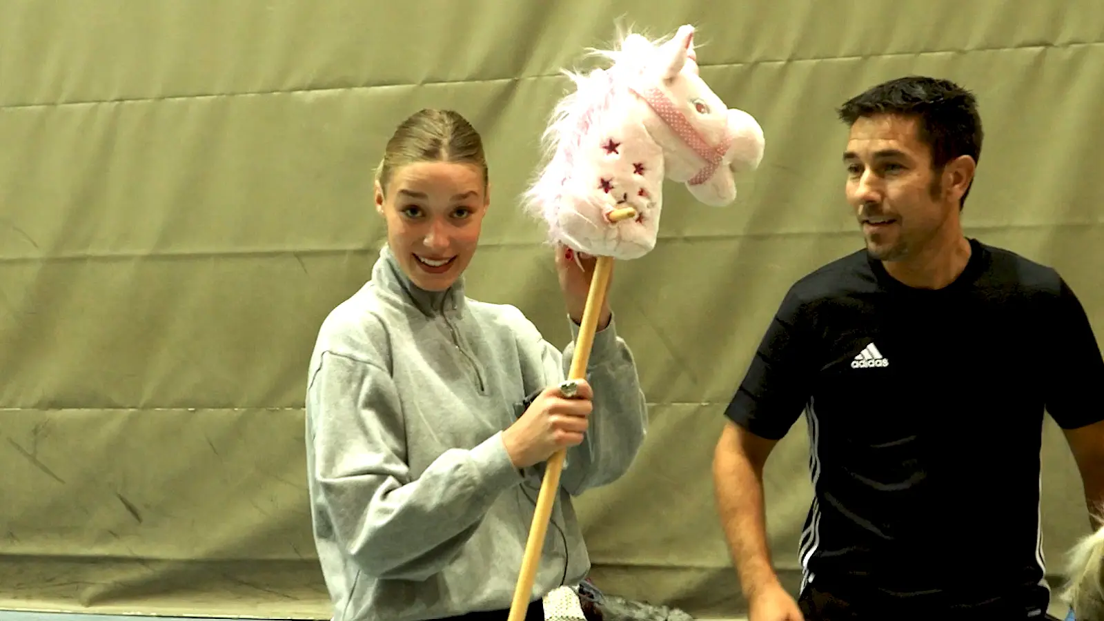 Reporterin Janine Gierszewsky versucht sich im Rahmen des Projekts Crossmedia am Trendsport „Hobby Horsing”. (Foto: Maximilian Cizek/Klaas Seißer)