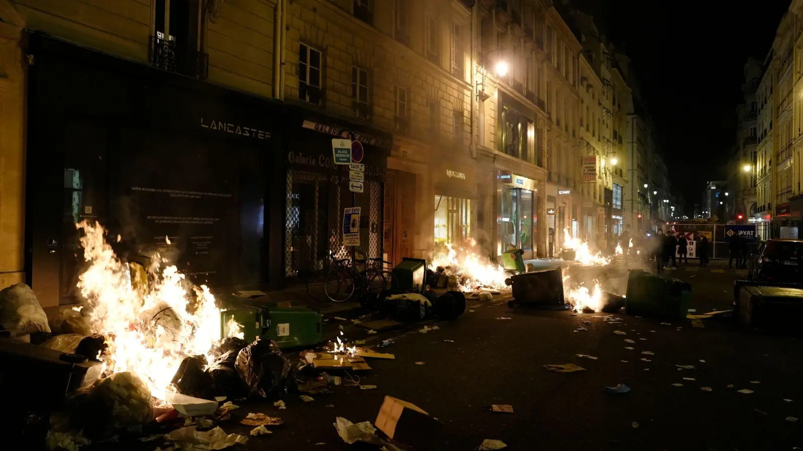 Demonstranten setzen in der französischen Hauptstadt Mülltonnen in Brand. (Foto: Lewis Joly/AP)
