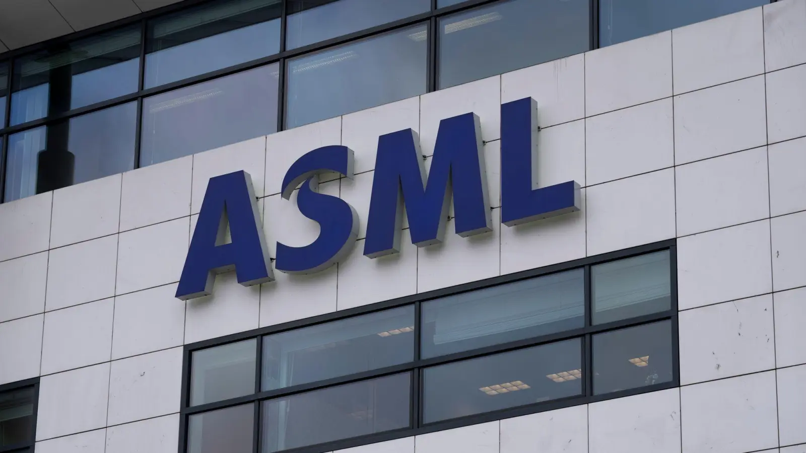 Der Chiphersteller ASML beteiligt sich an Europas KI-Hoffnung Mistral aus Frankreich (Foto: Peter Dejong/AP/dpa)