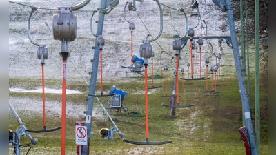 Immer häufiger sind die bayerischen Skigebiete von Schneemangel betroffen - aus Sicht von Umweltschützern ein klares Argument dafür, dass es nicht weniger Umweltschutzauflagen bei der Ausweisung neuer Gebiete geben darf. (Illustration) (Foto: Peter Kneffel/dpa)