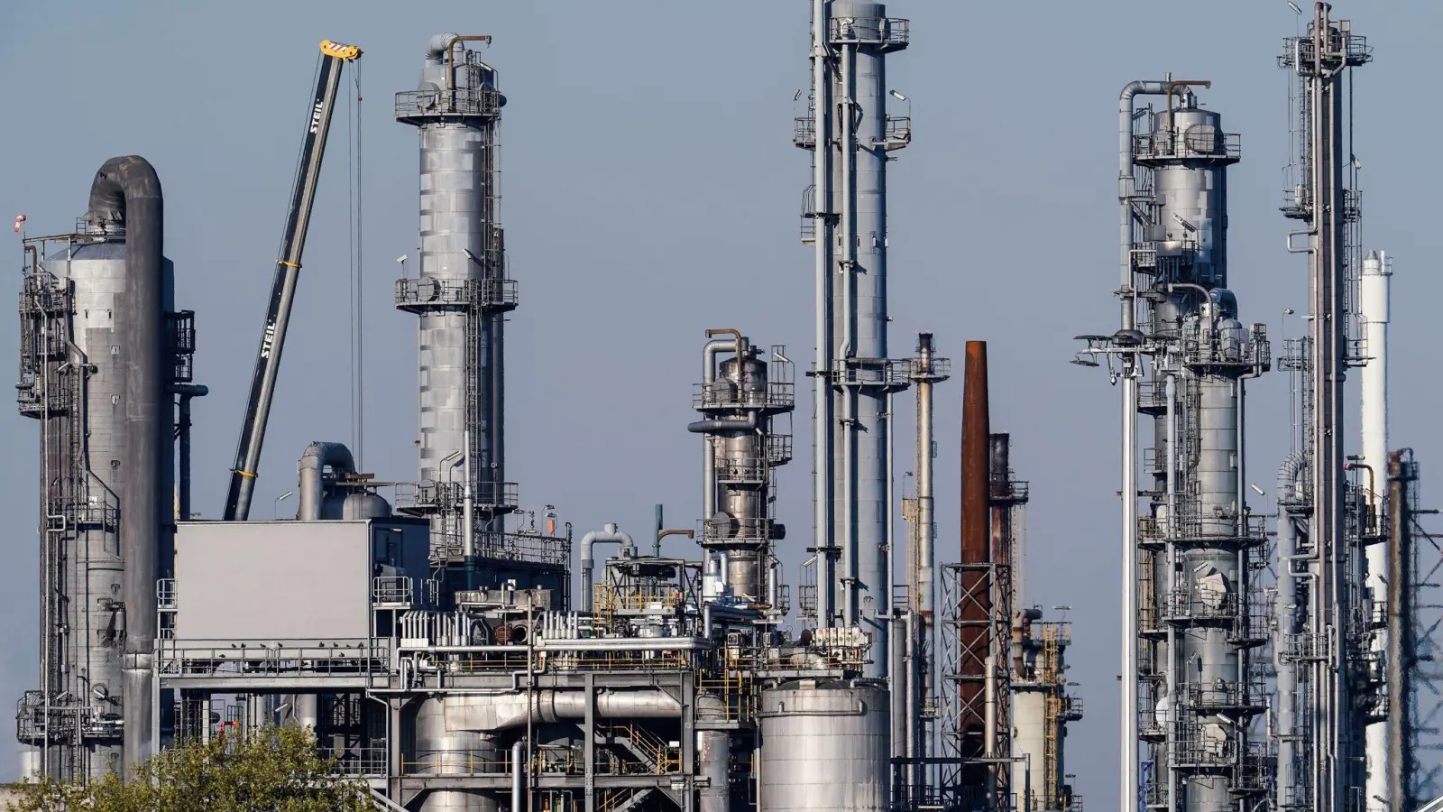 Das Werksgelände des Chemiekonzerns BASF. Ein drohender Gasmangel würde Deutschland aus Sicht der Chemiebranche schrittweise und regional treffen. (Foto: Uwe Anspach/dpa)