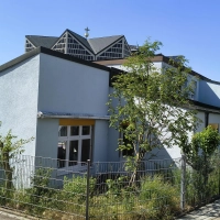 Die Kita Christkönig grenzt direkt an die markante katholische Kirche im Rügländer Viertel an. Nun feiert die Einrichtung das 60-jährige Bestehen. (Foto: Robert Maurer)
