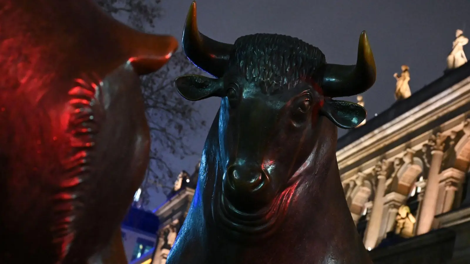 Chance oder Risiko? Der Bulle und der Bär stehen beim Börsenhandel für Auf- beziehungsweise Abschwung. (Foto: Arne Dedert/dpa)