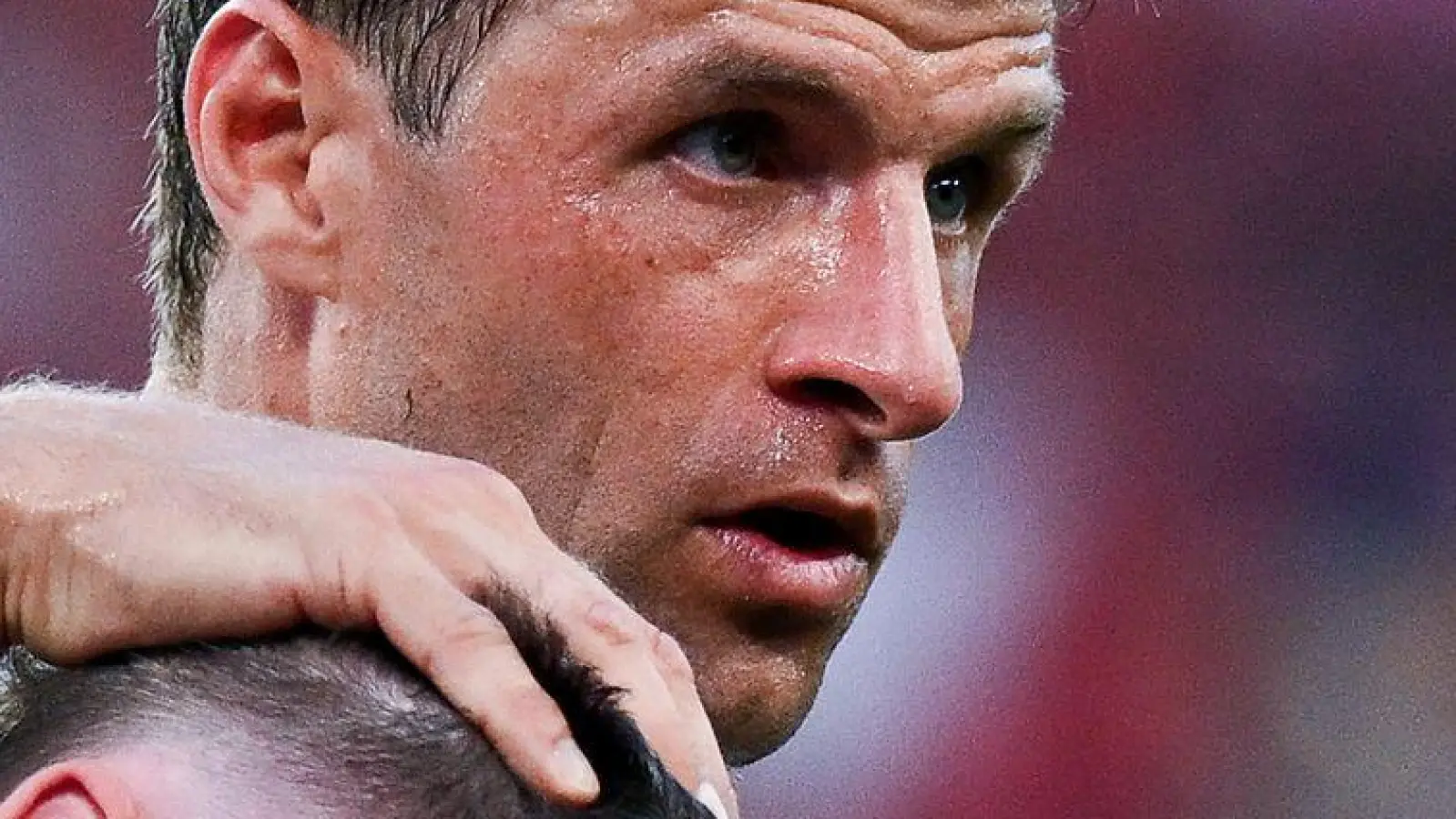 Thomas Müller (rechts) traut seinem früheren DFB-Kollegen Florian Wirtz Erfolge in Liverpool zu. (Foto: Marijan Murat/dpa)