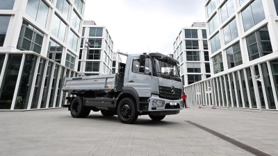 Daimler Truck will bis 2030 rund 5.000 Stellen streichen. (Archivbild) (Foto: Bernd Weißbrod/dpa)