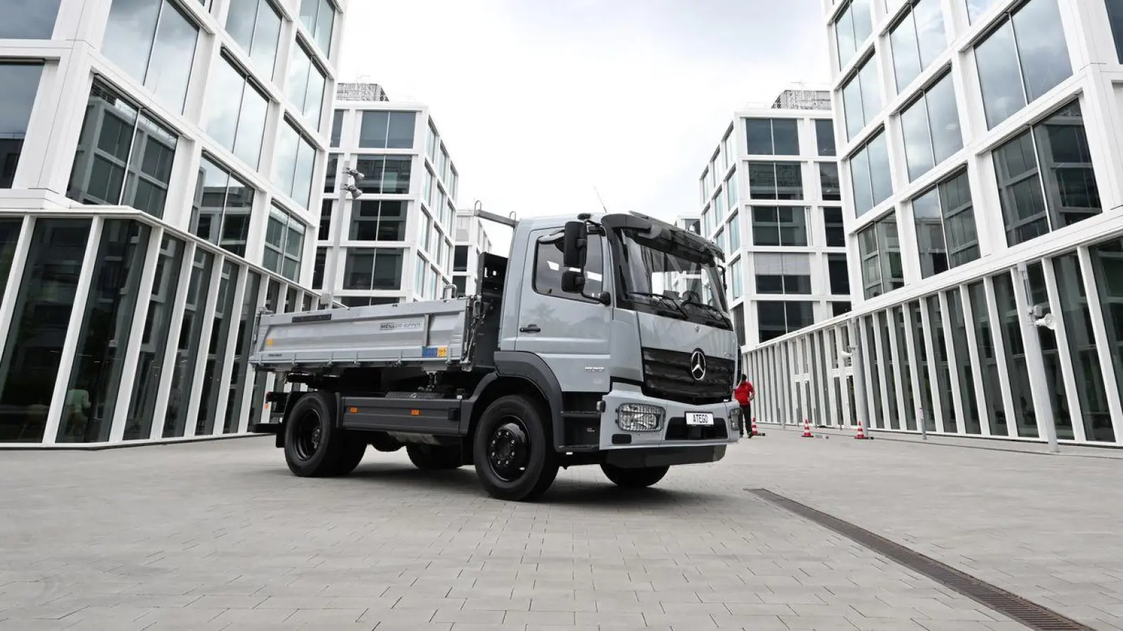 Daimler Truck will bis 2030 rund 5.000 Stellen streichen. (Archivbild) (Foto: Bernd Weißbrod/dpa)