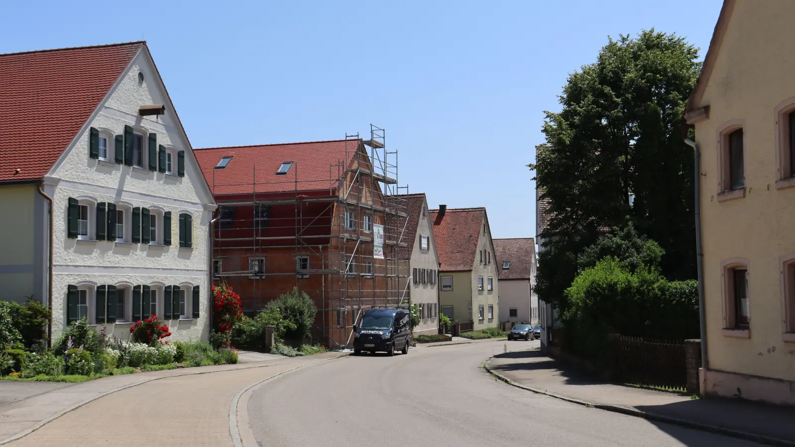 Soll auch in der Dorfstraße in Weidenbach künftig Tempo 30 gelten? Eine Anwohnerin wünscht sich das. Der Gemeinderat ist sich aber noch nicht darüber einig. (Foto: Antonia Müller)