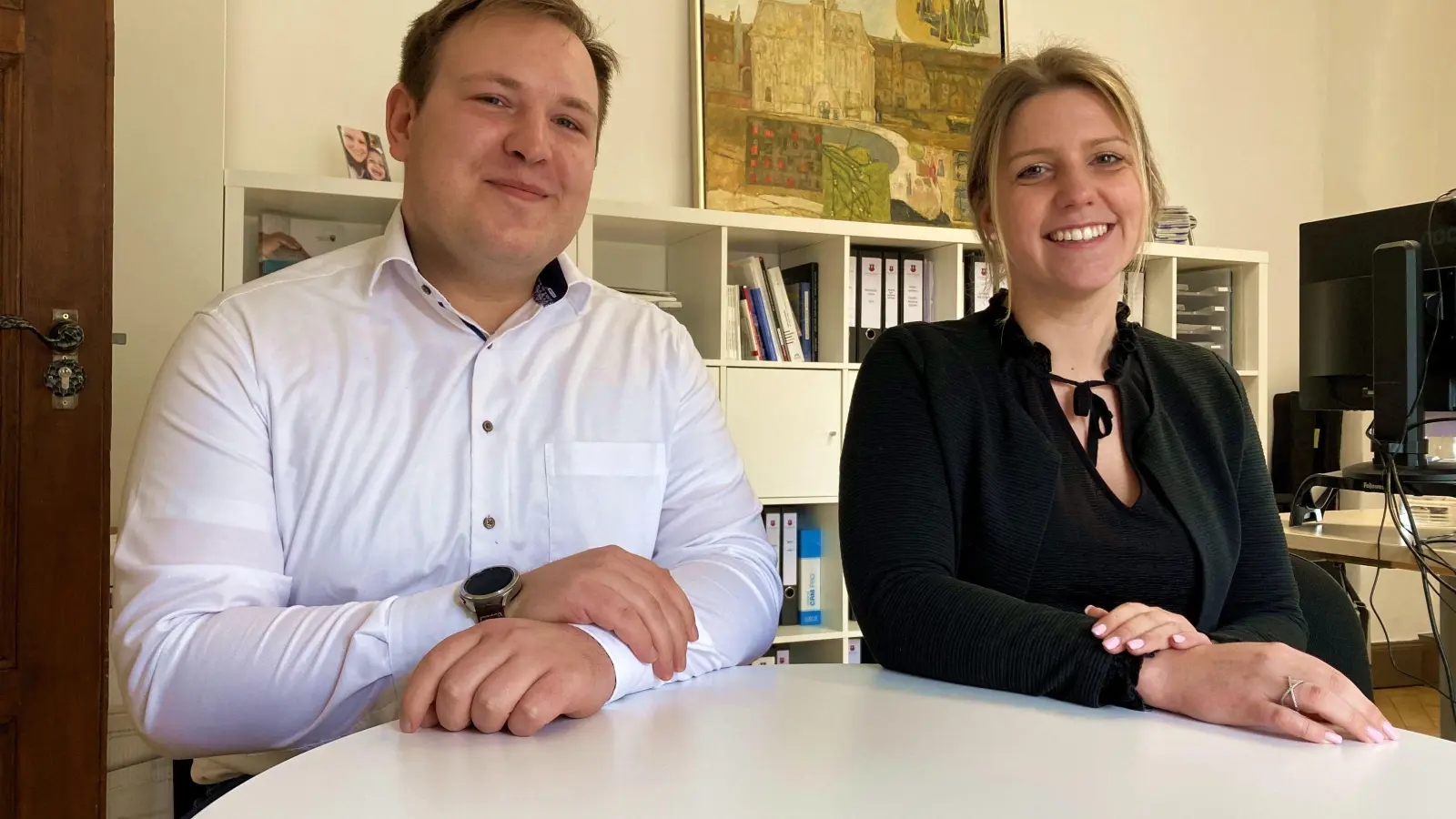 Sind (relativ) neu bei der Stadt: Benedikt Diezinger und Stefanie Wiegel. (Foto: Clarissa Kleinschrot)