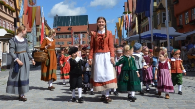 Retteten die Stadt vor Plünderung und Brandschatzung durch die Schweden: die Kinderlore samt Kinder Dinkelsbühls.  (Foto: Peter Tippl)