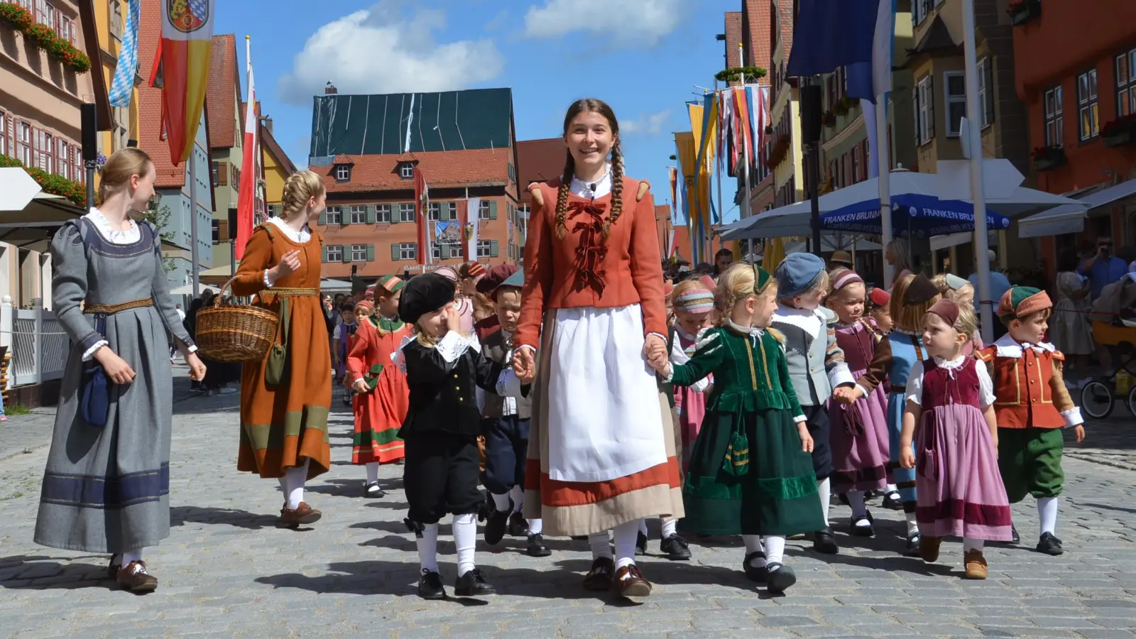 Retteten die Stadt vor Plünderung und Brandschatzung durch die Schweden: die Kinderlore samt Kinder Dinkelsbühls.  (Foto: Peter Tippl)