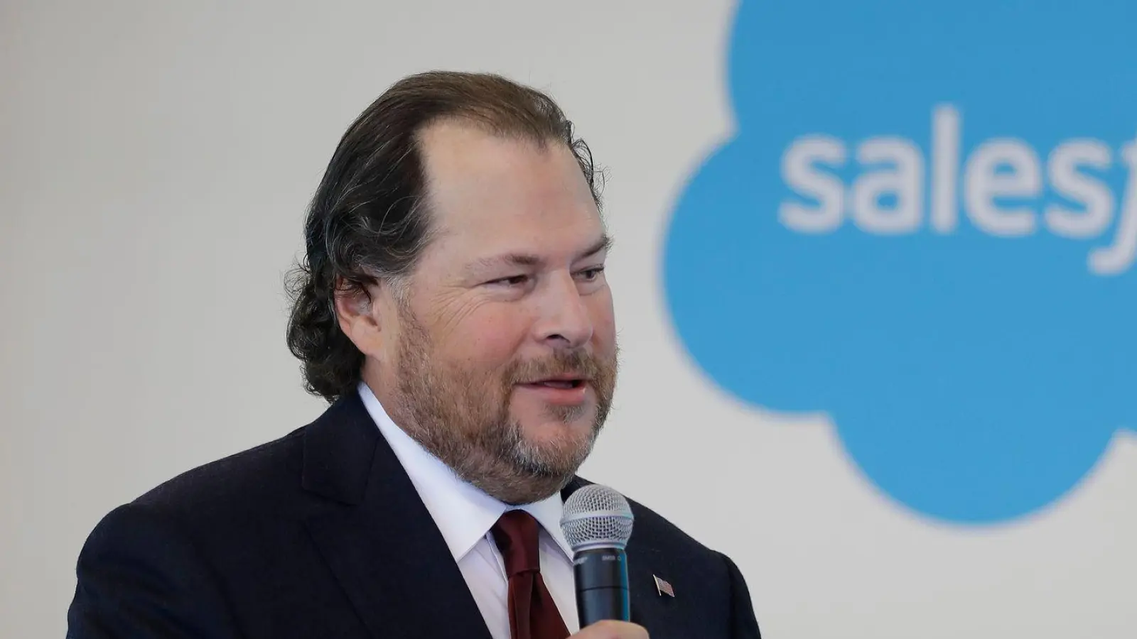 Die Vision von Salesforce-Chef Marc Benioff ist, den Kundendienst mit Hilfe von KI umzukrempeln. (Archivbild) (Foto: Darron Cummings/AP/dpa)