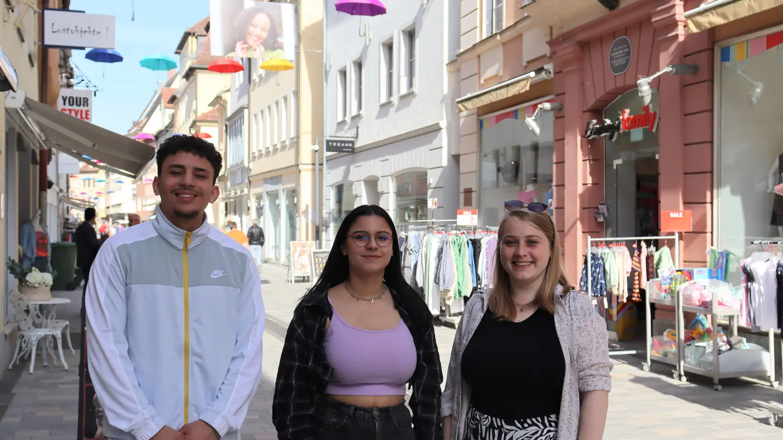 Yasser Bouzid, Sara Mendez und Klara Trenker sind seit Anfang 2023 im Jugendrat Ansbach. (Foto: Antonia Müller)