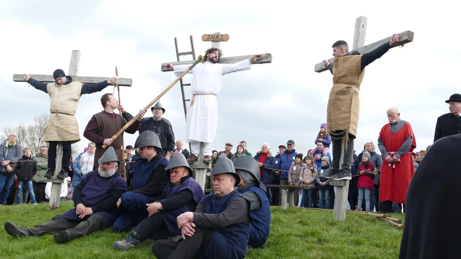 Jesus (Michael Hufnagel), ans Kreuz genagelt und als König der Juden verspottet, verweigert den ihm dargereichten Schwamm und stirbt mit den Worten „es ist vollbracht“. (Foto: Sylvia Fehlinger)