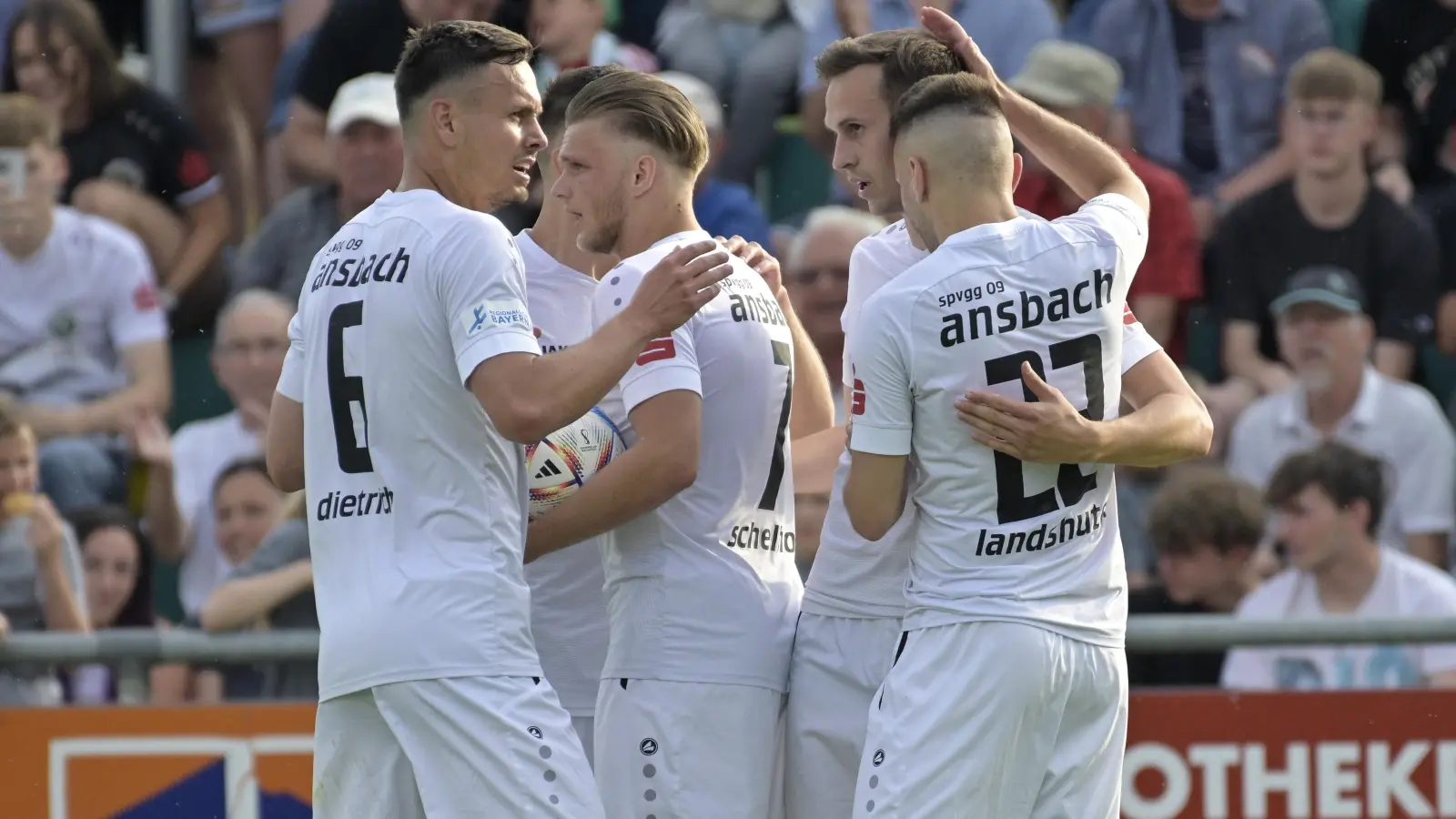 Ansbacher Torjubel im entscheidenden Relegationsspiel gegen den FC Memmingen. Der Jubel blieb den Kickern der SpVgg Ansbach am Ende aber im Halse stecken, sie verloren nämlich 1:3 und mussten zwei Tage später darauf hoffen, dass die SpVgg Unterhaching als Meister der Regionalliga Bayern über die Relegation in die 3. Liga aufsteigen würde. So kam es dann tatsächlich. (Foto: Martin Rügner)