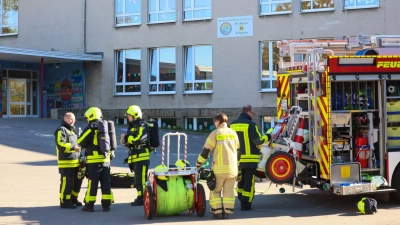 Laut Feuerwehr klagte zunächst eine Lehrkraft über Kreislaufprobleme und Übelkeit, später meldeten sich etwa zehn Schülerinnen und Schüler mit ähnlichen Beschwerden. (Foto: Tim Oelbermann/dpa)