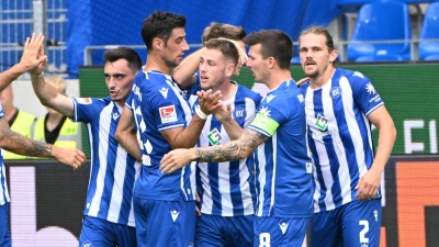 Die Karlsruher bejubeln den Treffer zum 1:0 durch Leon Jensen (M). (Foto: Uli Deck/dpa)