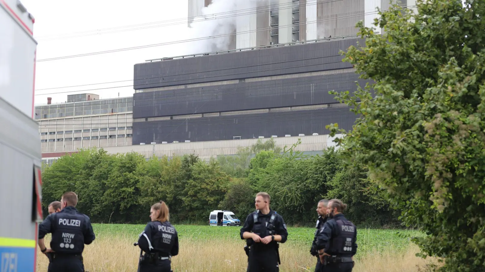 Polizisten sind in der Nähe des Kraftwerks Weisweiler im Einsatz. (Foto: Sascha Thelen/dpa)