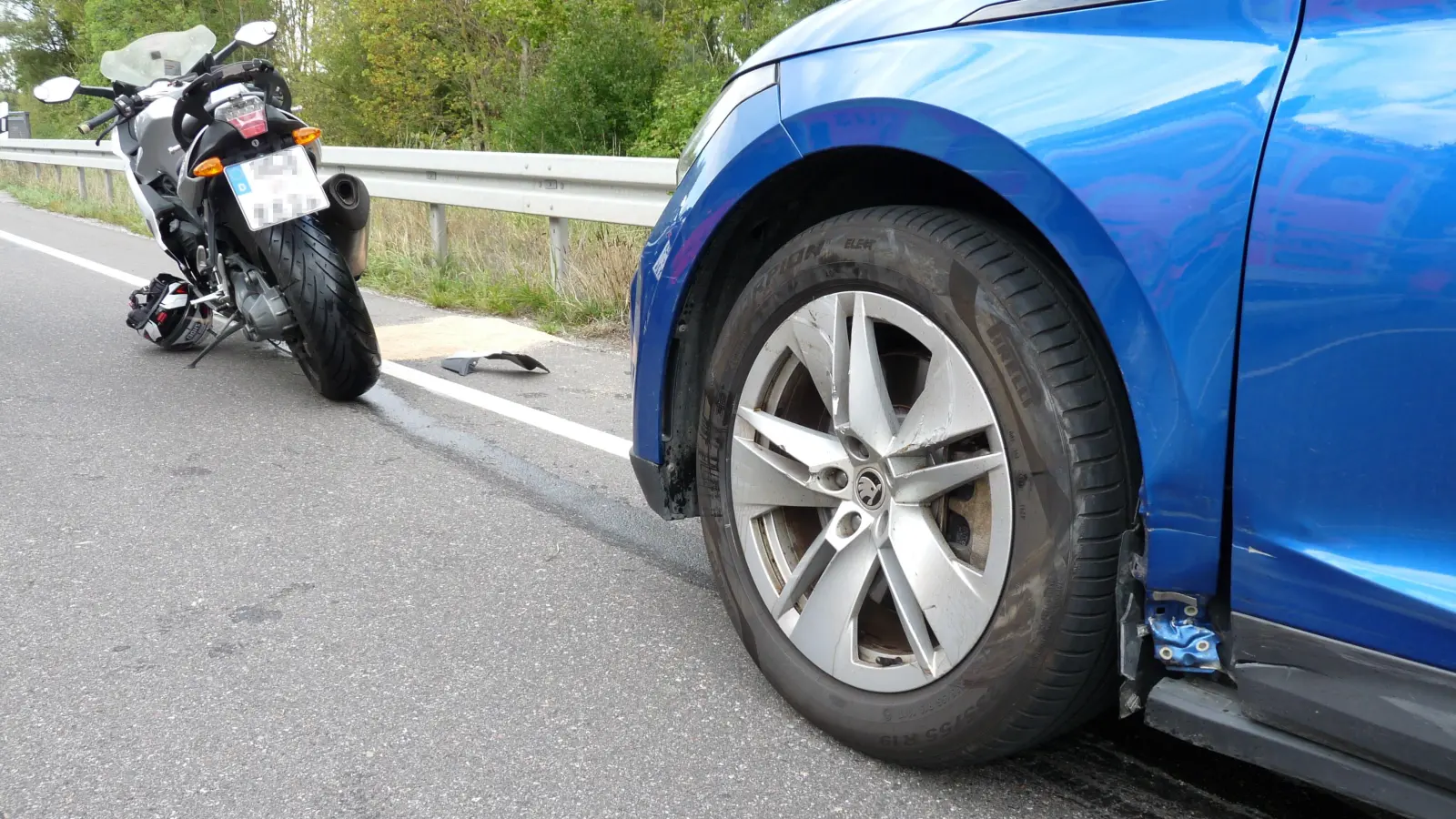 Obwohl ihn ein Auto streifte, konnte sich ein 47-jähriger Motorradfahrer auf seiner Maschine halten. (Foto: Bastian Lauer)