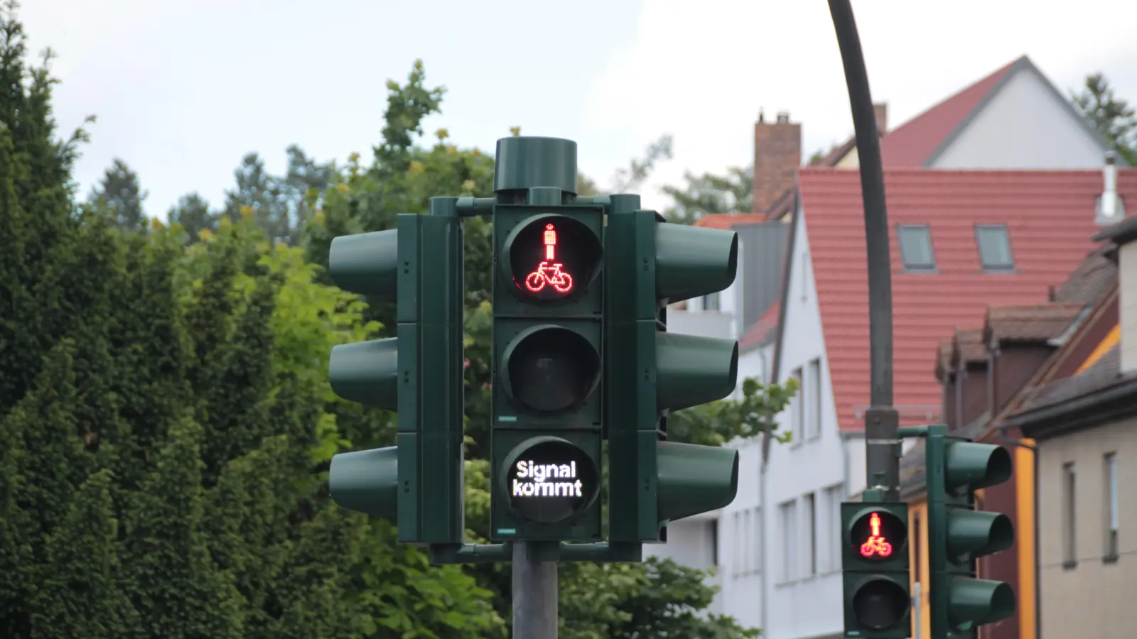Am Theatersteg steht eine Hightech-Ampel. (Foto: Robert Maurer)