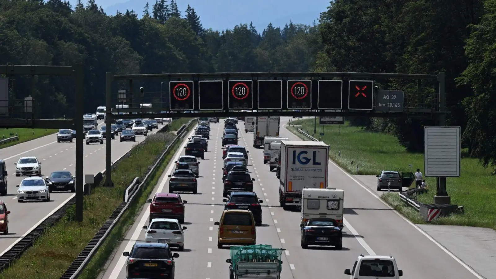 Auch auf den bayerischen Autobahnen werden Reisende viel Geduld brauchen. (Symbolbild) (Foto: Felix Hörhager/dpa)