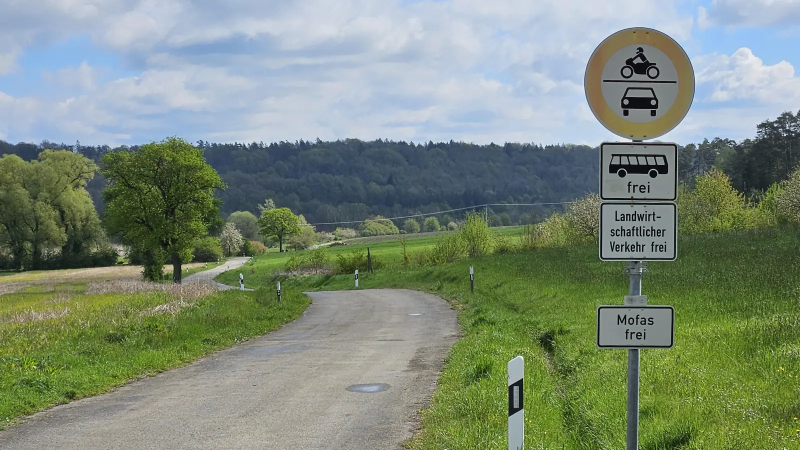 Idyllisch, aber abseits: Diese alte Straße zwischen Dornberg und Schalkhausen, die nördlich der Bahnlinie entlang des Scheerweihers verläuft, soll nach dem Willen des Ansbacher Verkehrsausschusses Teil der Radwegeverbindung nach Leutershausen werden. Staatliches Bauamt und Stadtrat Leutershausen aber bevorzugen eine Alternativ-Route entlang der Staatsstraße 2246. (Foto: Wolfgang Grebenhof)