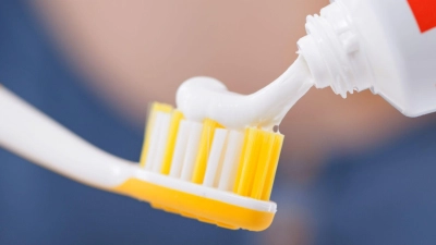 Viele langlebige und toxische Stoffe, die unser Trinkwasser gefährden, sind auch in Kosmetika enthalten, unter anderem in Zahncremes. (Foto: Christin Klose/dpa-tmn)