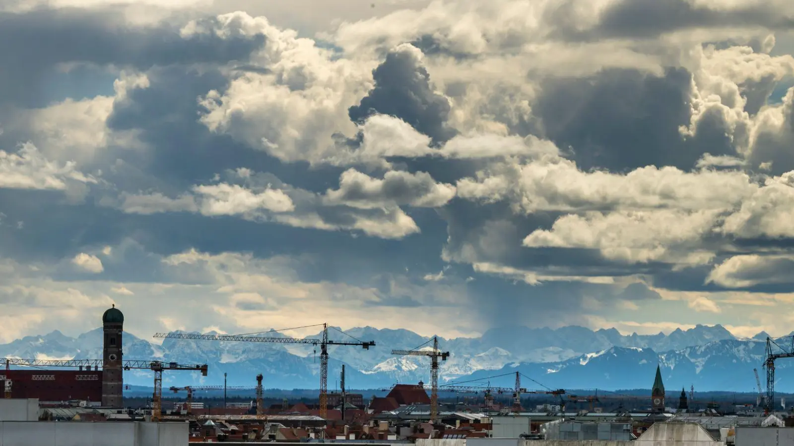 Einem Städteranking zufolge sind München und sein Umland der wirtschaftsstärkste Ballungsraum Deutschlands. Doch der Vorsprung vor Berlin ist nicht mehr groß. (Symbolbild) (Foto: Peter Kneffel/dpa)