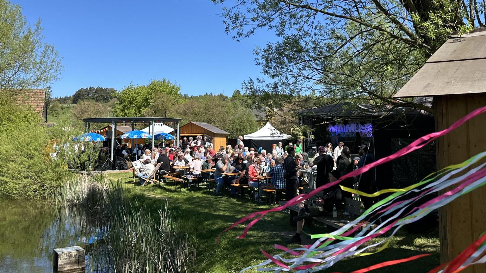 In Dombühl lockt das Mai-Musik-Festival zahlreiche Gäste in den ...