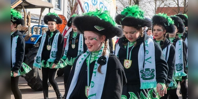 Die fünfte Jahreszeit: Der Faschingsumzug in Wolframs-Eschenbach (Bild) am vergangenen Sonntag hat den Anfang gemacht in die närrische Saison – bis Faschingsdienstag werden sich weitere Gaudiwürmer durch die Straßen schlängeln. (Foto: Evi Lemberger)