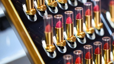 18 Milliarden Euro haben die Menschen in Deutschland im laufenden Jahr für Schönheitspflegeprodukte aus heimischer Produktion ausgegeben - 6,3 Prozent mehr als ein Jahr zuvor. (Symbolbild) (Foto: Daniel Reinhardt/dpa)