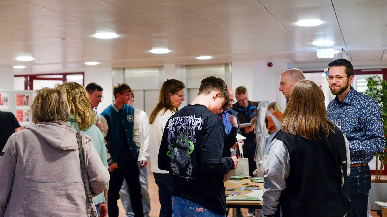 Das Info-Café ist für Schülerinnen und Schüler und Eltern gleichermaßen interessant, um sich über Perspektiven nach dem Schulabschluss zu informieren. (Foto: Landratsamt Ansbach/Laura Salvatori Wächtler)