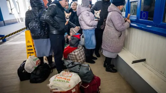 Geflüchtete aus der Ukraine warten am Grenzübergang in Palanca in Moldau. (Foto: Michael Kappeler/dpa)