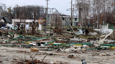 Völlige Zerstörung: Trümmer liegen auf dem Boden in der Nähe von Butscha. (Foto: Ukrinform/dpa)