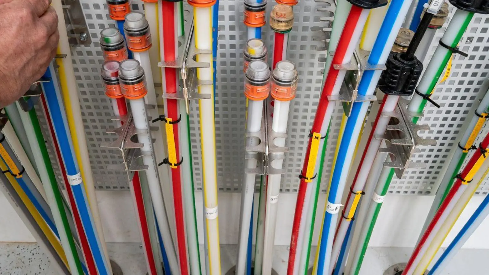 Kabel in einem PoP-Verteiler von Glasfasern. (Foto: Armin Weigel/dpa)