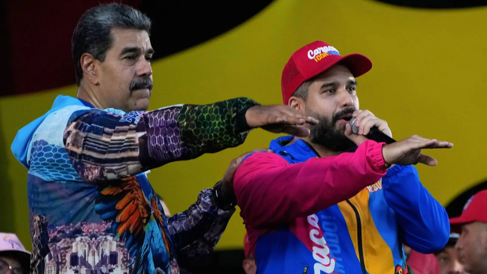 Venezuelas autoritärer Präsident Nicolás Maduro (links) will mit den Wahlen seine Macht zementieren. (Archivbild) (Foto: Ariana Cubillos/AP/dpa)