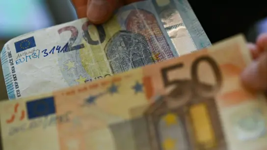 Die Bundesbank präsentiert gefälschte 20-Euro- und 50-Euro-Geldscheine. Im Juli 2021 hatte die Polizei eine Fälscherwerkstatt in Köln ausgehoben und rund 600 fertige Fälschungen gefunden. (Foto: Arne Dedert/dpa)
