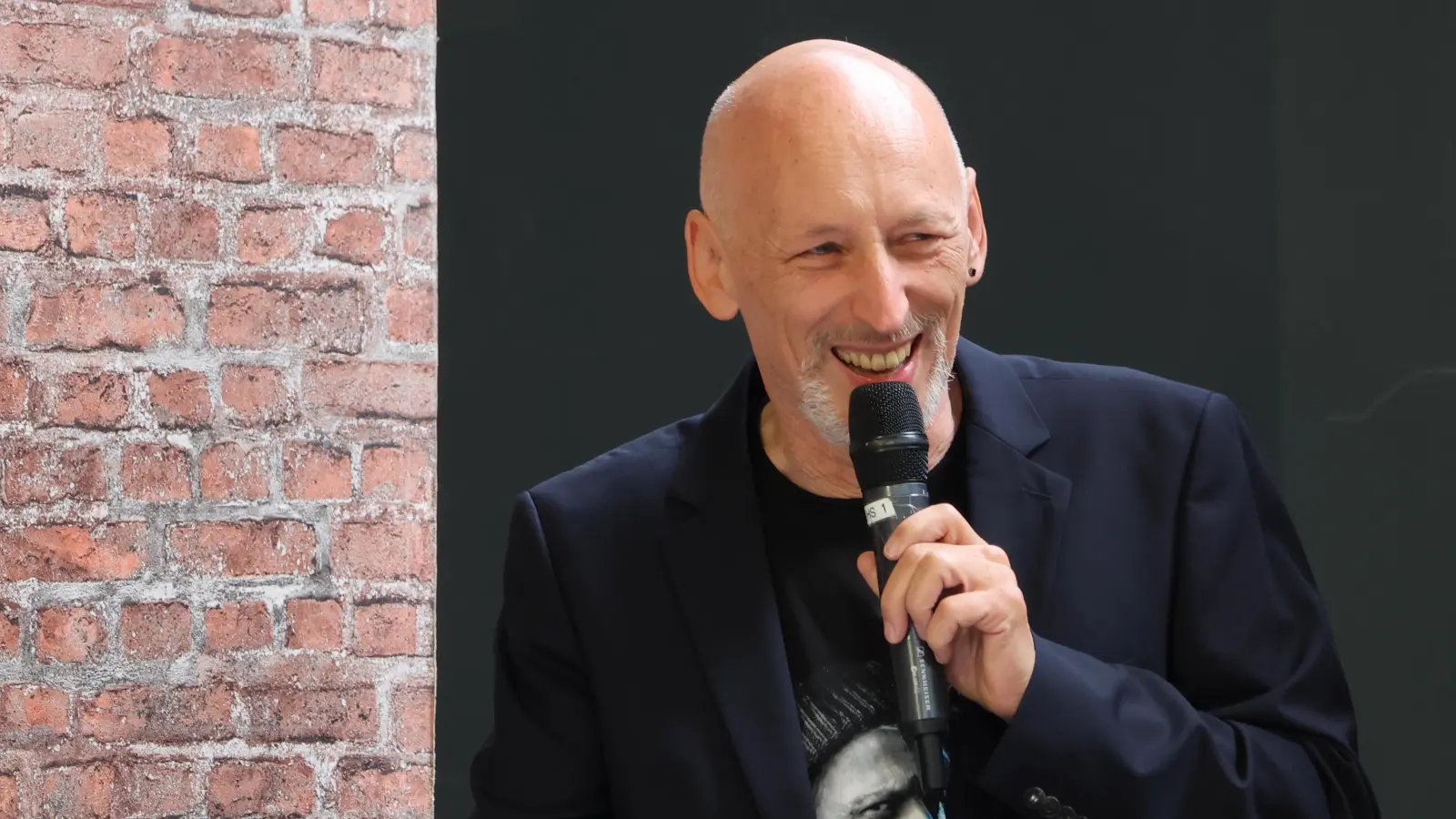 Peter Cahn feiert mit seinen Wegbegleitern den Abschied vom Landestheater Dinkelsbühl. (Foto: Martina Haas)