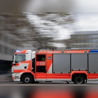 Von einem „Vollbrand“ des Busses war die Rede. (Symbolbild) (Foto: Boris Roessler/dpa)