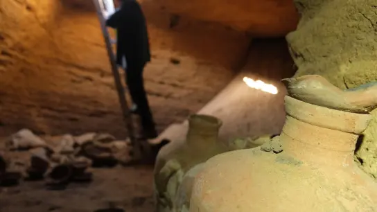Blick in eine rund 3300 Jahre alte intakte Grabkammer. (Foto: -/Israelische Altertumsbehörde/dpa)