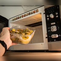 Auflauf erwärmen: Kleine Portionen gehen in der Mikrowelle besonders schnell. (Foto: Christin Klose/dpa-tmn)
