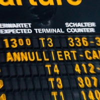 Wird ein Flug annulliert, besteht in der EU die Wahl: Ersatzflug oder Ticketpreis zurück. Doch was, wenn die Airline nichts erstatten will? (Foto: Christoph Schmidt/dpa/dpa-tmn)