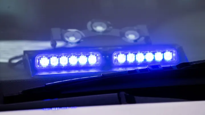 Ein Blaulicht ist unter der Frontscheibe eines Einsatzfahrzeugs der Polizei angebracht. (Archivbild) (Foto: Lino Mirgeler/dpa)