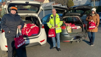 Anita Schubert, Klaus Elmer und Lisa Bär (von links) von den Lebensmittelrettern Kammerstein beschenkten hundert Truckerinnen und Trucker zu Weihnachten. (Foto: Lebensmittelretter Kammerstein/Klaus Elmer)