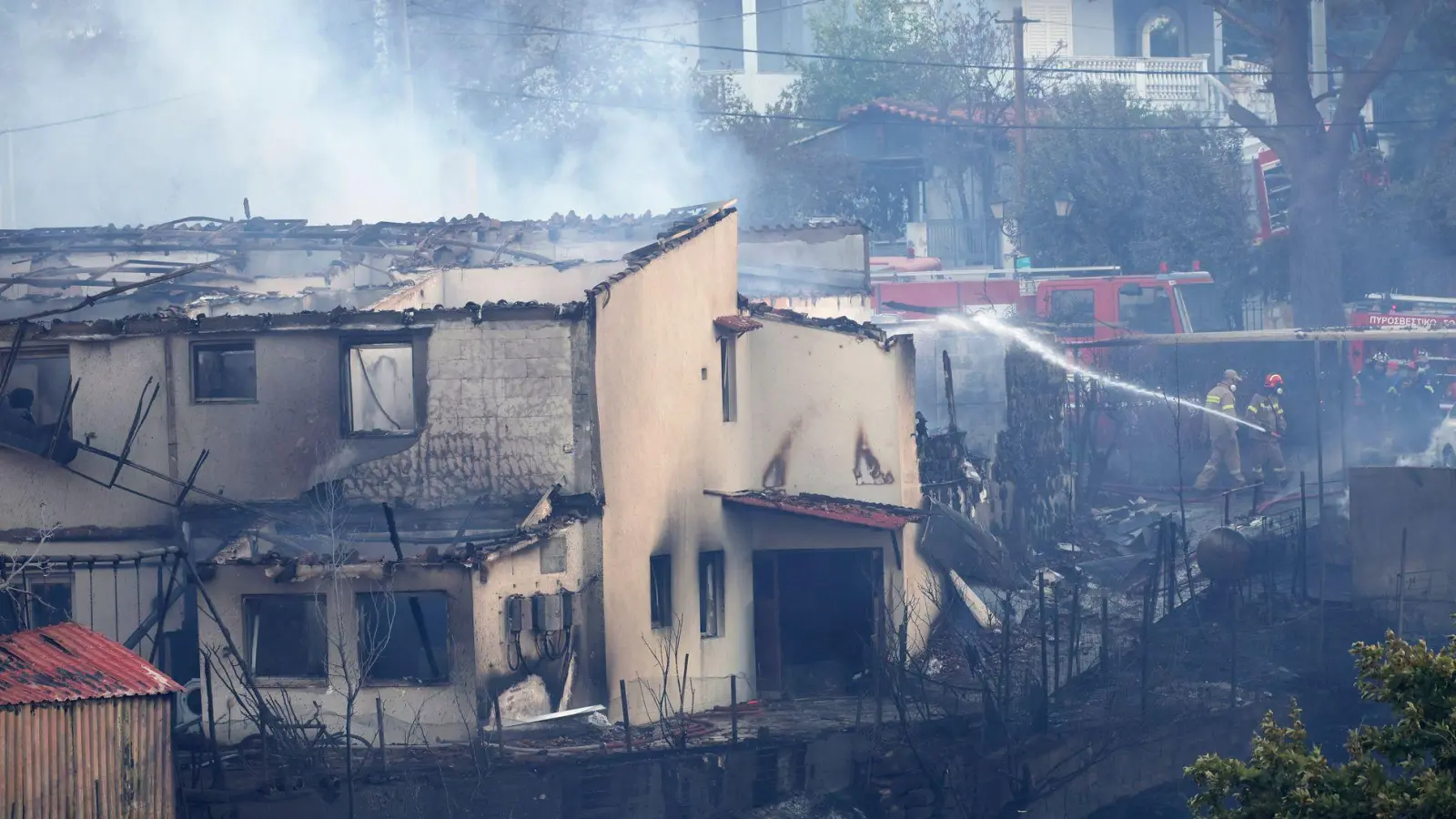 Zahlreiche Häuser sind beschädigt oder vollständig ausgebrannt. (Foto: Yorgos Karahalis/AP/dpa)