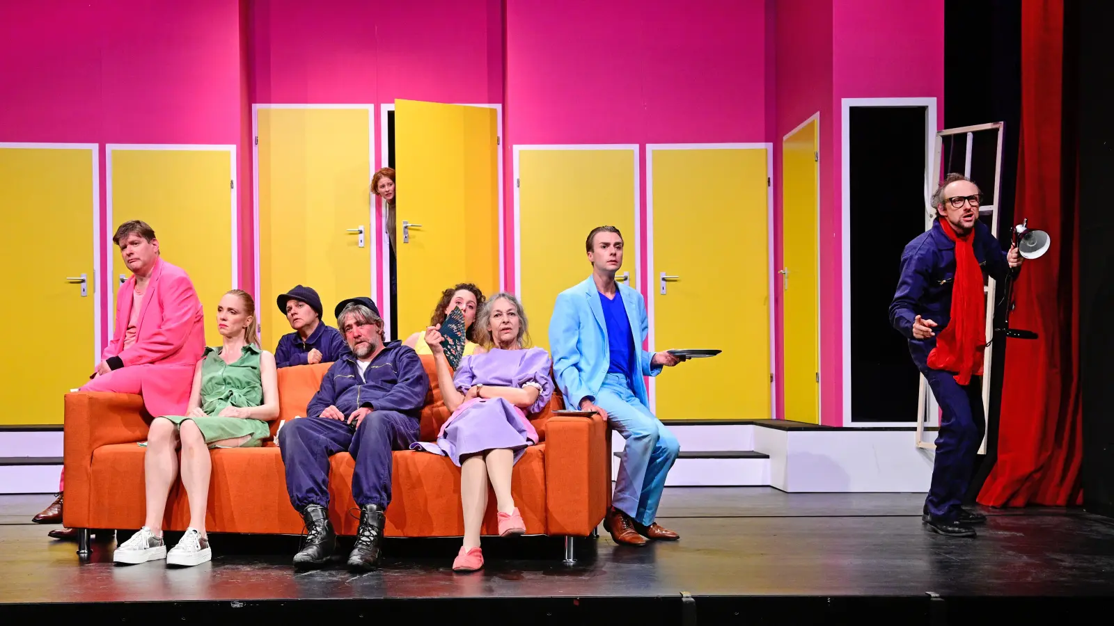 Fertig mit sich und der Welt: die Theaterleute im „Nackte Wahnsinn“. (Foto: Jim Albright)