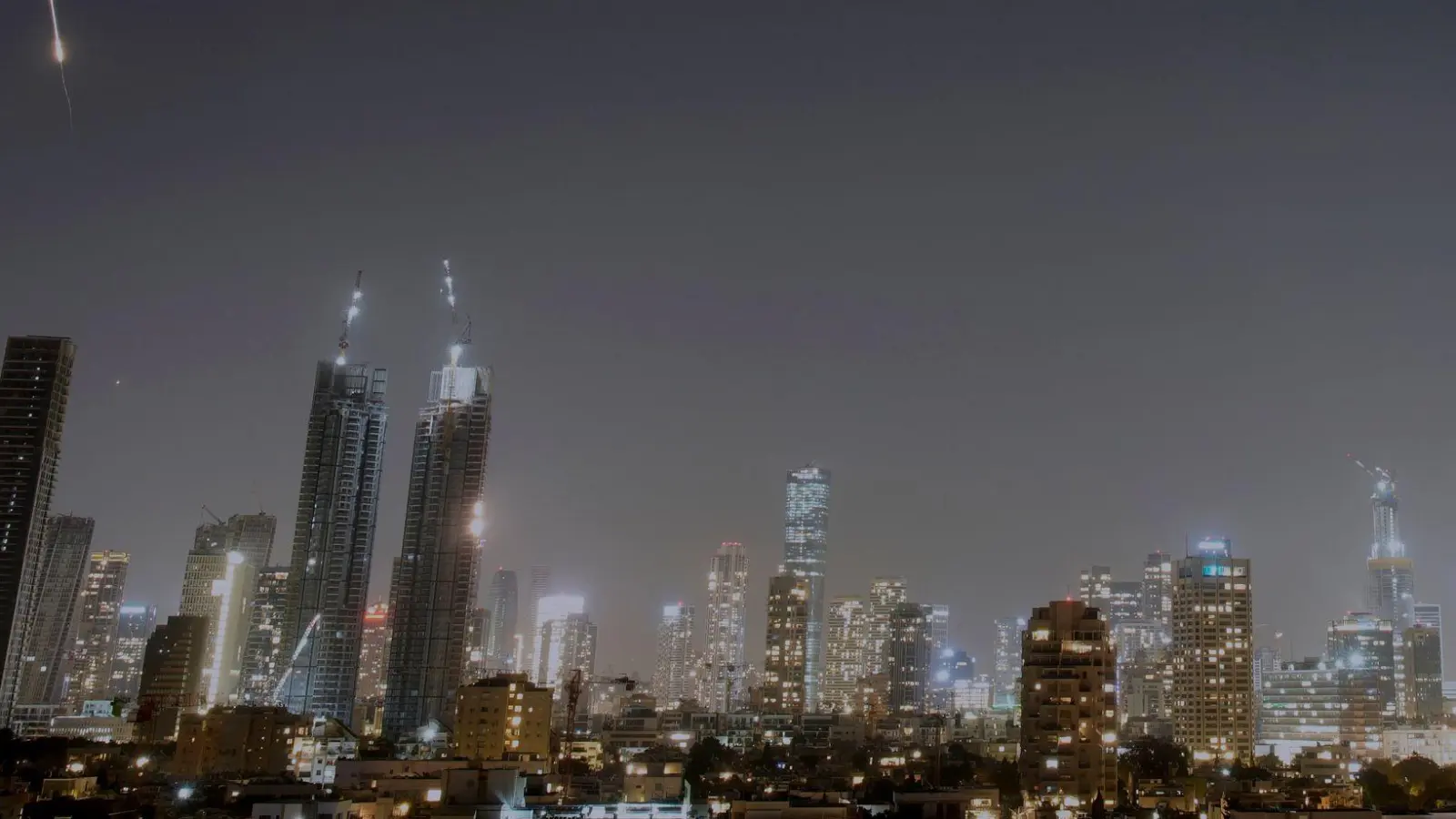 Israels Luftabwehr war auch in der Nacht wieder im Einsatz.  (Foto: Ohad Zwigenberg/AP/dpa)