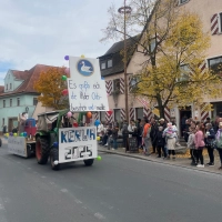 Am Sonntag ab 14 Uhr zieht der traditionelle Kirchweihumzug der Ortsburschen und -madle mit bunt geschmückten Traktoren und Wagen durch Uehlfeld. (Foto: Markt Uehlfeld)